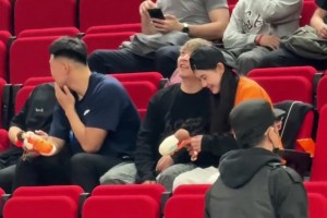 CBA看台抓到有小孩偷谈恋爱，在线撒狗粮！原来是一帆和甜儿