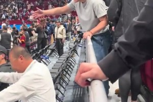 啊这？李添荣赛后与朋友打招呼，被北京主场工作人员阻挠