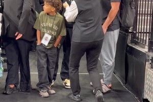 马刺主帅米奇·约翰逊带着儿子一起来见证自己的季后赛首秀